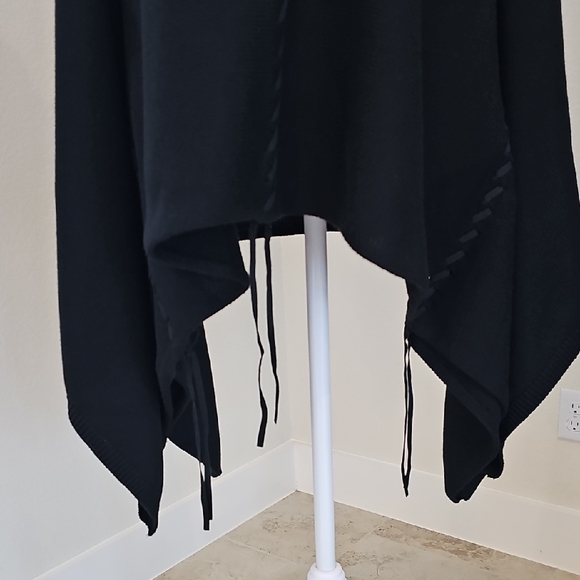 Chico's Design Black Faux Suede Trim Turtleneck Poncho, Sweater Sz M/L - Picture 4 of 9